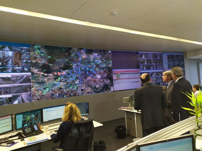 El consejero de Transportes, Movilidad e Infraestructuras de la Comunidad de Madrid, Ángel Garrido, visita el Centro de Innovación y Gestión del Transporte Público de Madrid (Citram).