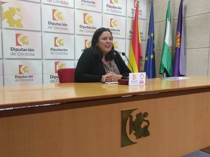 La vicepresidenta primera de la Diputación de Córdoba, Dolores Amo (PSOE), en la rueda de prensa.