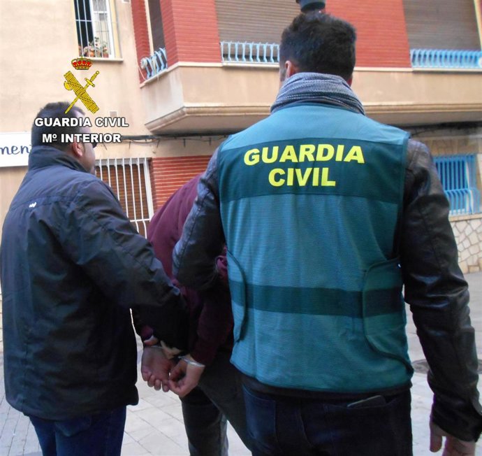 LA GUARDIA CIVIL DETIENE A UNA PERSONA COMO AUTOR DE UN ROBO CON INTIMIDACIÓN Y OCHO ROBOS EN DOMICILIOS DE BENICARLÓ