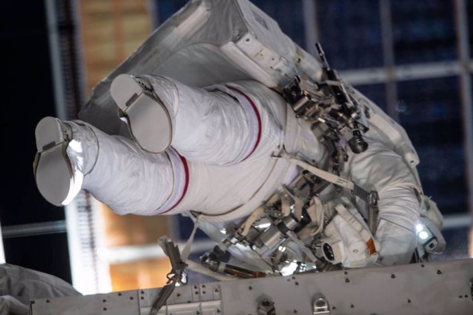 Unos guantes se contaminaron durante la caminata espacial femenina