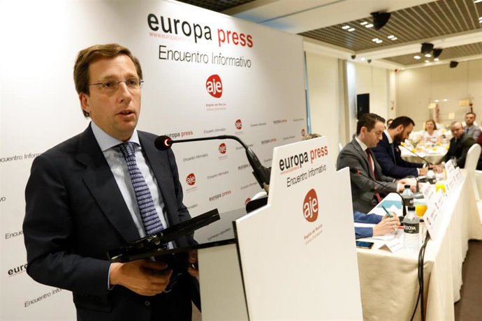 El alcalde de Madrid, José Luis Martínez- Almeida, durante su intervención en un encuentro informativo de Europa Press al que también ha asistido, el  secretario genral del PP, Teodoro García Egea, en Murcia (España), a 22 de octubre de 2019.