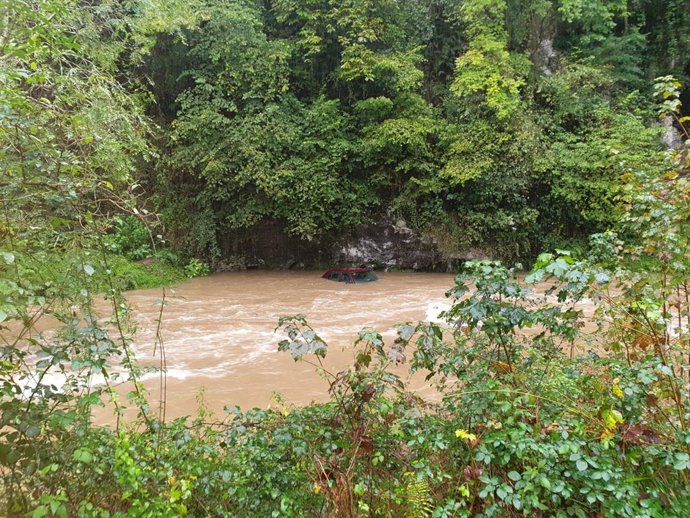 Coche en un río por el temporal de lluvia en la zona de oriente de Asturias.