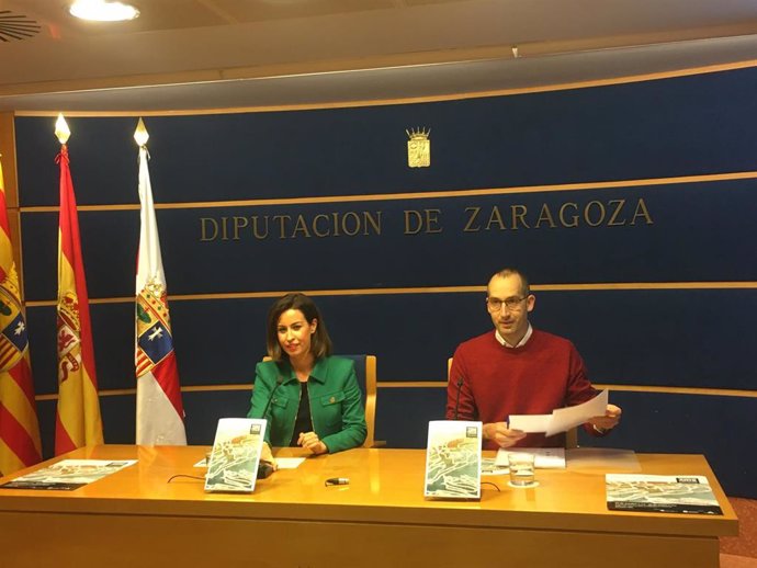 El artista Jorge Azón y la alcaldesa de Ejea y vicepresidenta de la institución provincial, Teresa Ladrero
