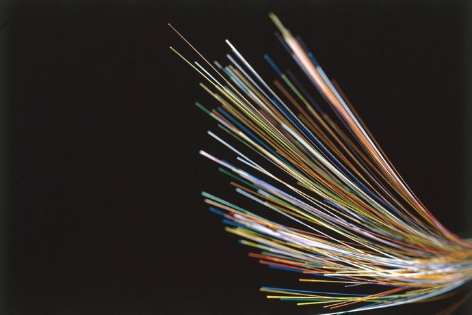 Imagen de archivo de cables de fibra óptica.