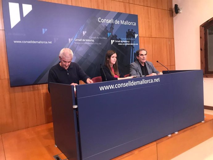 La consellera insular de Sostenibilidad y Medio Ambiente, Aurora Ribot, y el director de Medio Ambiente del Consell, Josep Manchado, en rueda de prensa