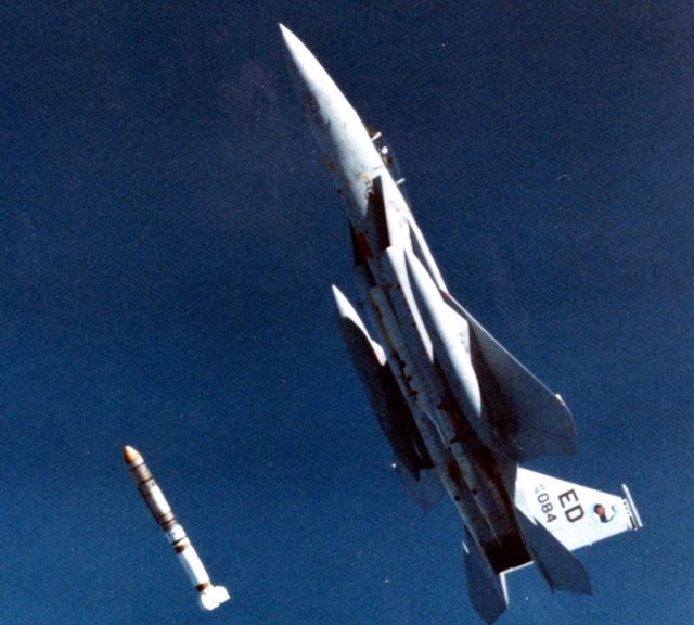 F 15 dispara un misil antisatélite