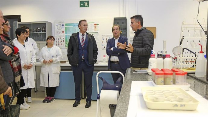El consejero de Desarrollo Rural, Ganadería, Pesca, Alimentación y Medio Ambiente del Gobierno de Cantabria, Guillermo Blanco, visita el Centro de Investigación y Formación Agrarias (CIFA)