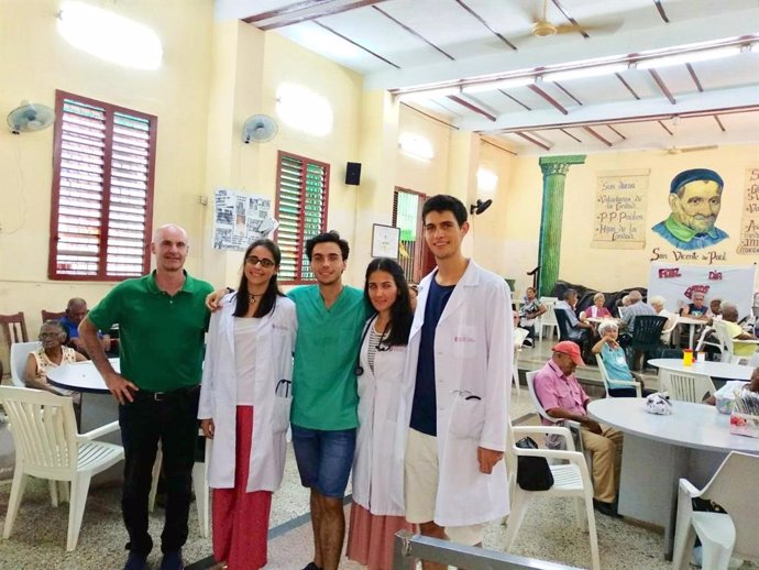 Estudiantes de Medicina de la Universidad de Navarra participan en un curso en Cuba