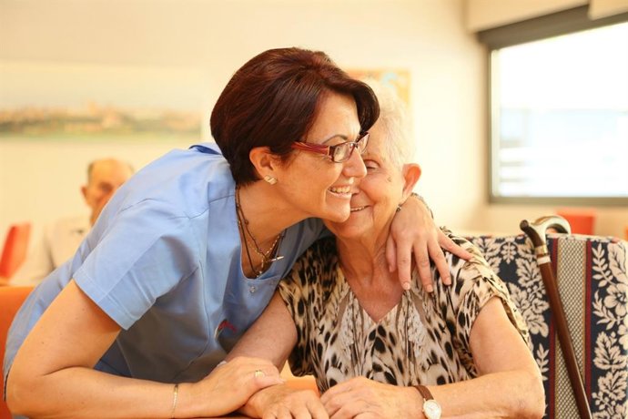 Anciana y cuidadora en el Centro de Día de Fundación Vianorte-Laguna