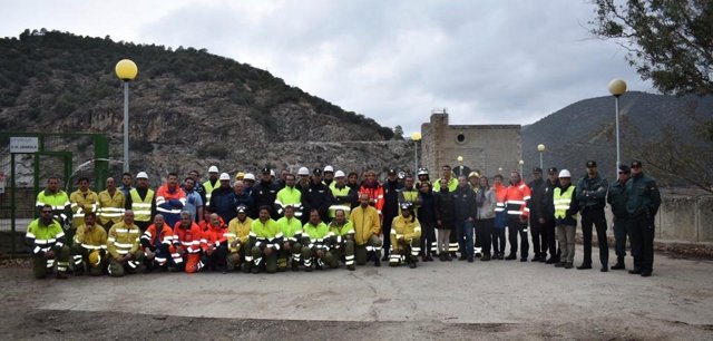 Participantes en el simulacro de incendio en la Central Hidroeléctrica del Jándula.