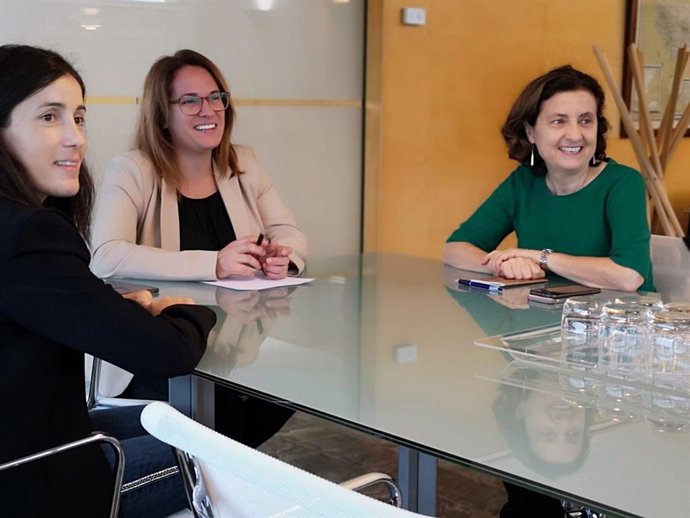Brbara Torrent; la presidenta del Consell de Menorca, Susana Mora; la consellera de Asuntos Sociales, Fina Santiago