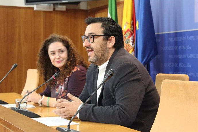 La portavoz parlamentaria de Adelante Andalucía, Inmaculada Nieto, y el portavoz en la comisión de Economía, Guzmán Ahumada, en rueda de prensa
