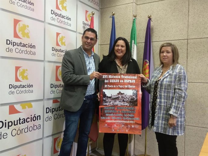 Amo (centro) presenta la XVI Matanza Tradicional del Cerdo de Espejo