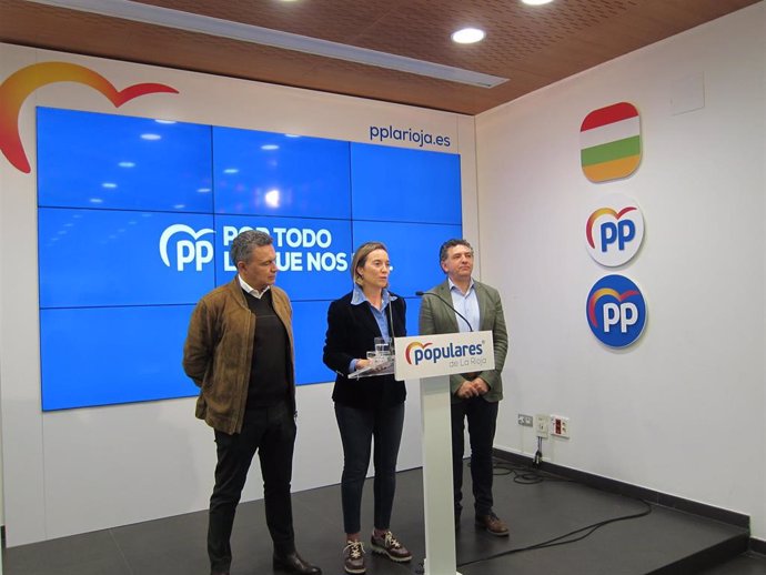 La candidata del PP La Rioja al Congreso, Cuca Gamarra, junto a Conrado Escobar y Carlos Cuevas