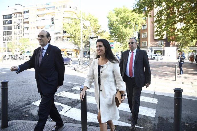 El vicepresidente tercero de la Mesa de la Asamblea de Madrid, José Ignacio Arias Moreno (1i) y la  la portavoz de Vox en la Asamblea de Madrid, Rocío Monasterio (2i) acuden a la misa en honor a la patrona de la Guardia Civil  en la Parroquia de Delicia