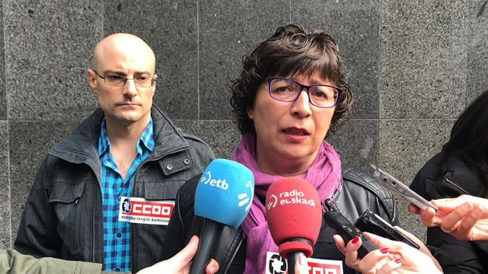 La secretaria general de CCOO Euskadi, Loli Garcia, y el también dirigente de la central  Alfonso Ríos