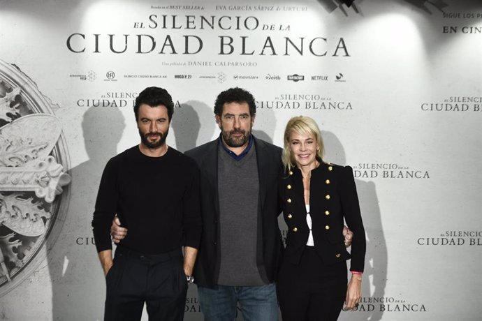 (I-D) El actor Javier Rey; el director de cine Daniel Calparsoro; y la actriz Belén Rueda, posan juntos en el photocall de la película 'El silencio de la ciudad blanca' de Calparsoro, en Madrid (España), a 23 de octubre de 2019.