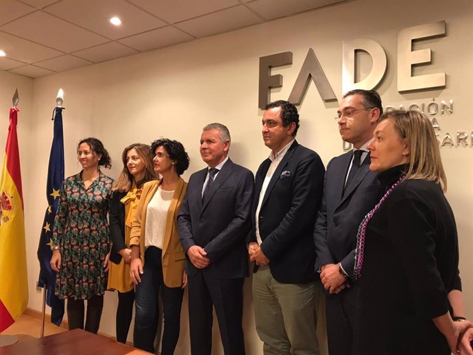 Firma del acuerdo entre Comercio de Oviedo, El Corte Inglés, Alimerka, Masymas y Mercadona en FADE.