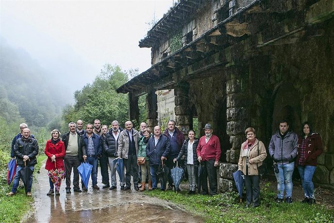 Los candidatos del PRC al Congreso y al Senado, José María Mazón y Fernando Fernández, con cargos regionalistas en la estación de Yera en el Túnel de la Engaña