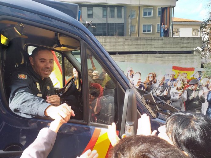 Decenas de vigueses reciben aos axentes da UIP que regresan desde Cataluña