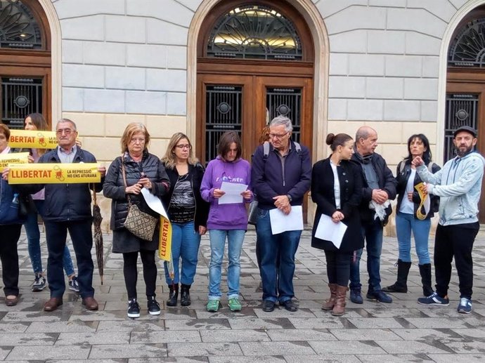 Familiares y amigos de los detenidos el 23 de septiembre, concentrados a las puertas del Ayuntamiento de Sabadell