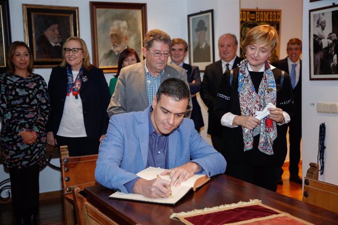 El presidente del gobierno en funciones, Pedro Sanchéz firma el libro de la Casa de Unamuno ante la mirada de la directora de la Casa Museo Unamuno, Ana Chaguaceda Toledano (2i), en la Casa Museo Unamuno, en Salamanca (España), a 23 de octubre de 2019.
