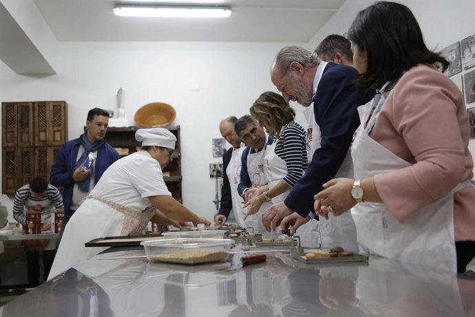 Sevilla.- Villalobos visita Estepa como "gesto de apoyo" a la nueva campaña navi