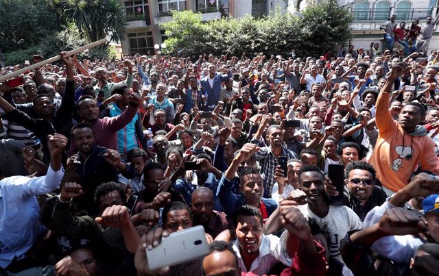 Jóvenes oromo se manifiestan en apoyo del activista Jawar Mohamed