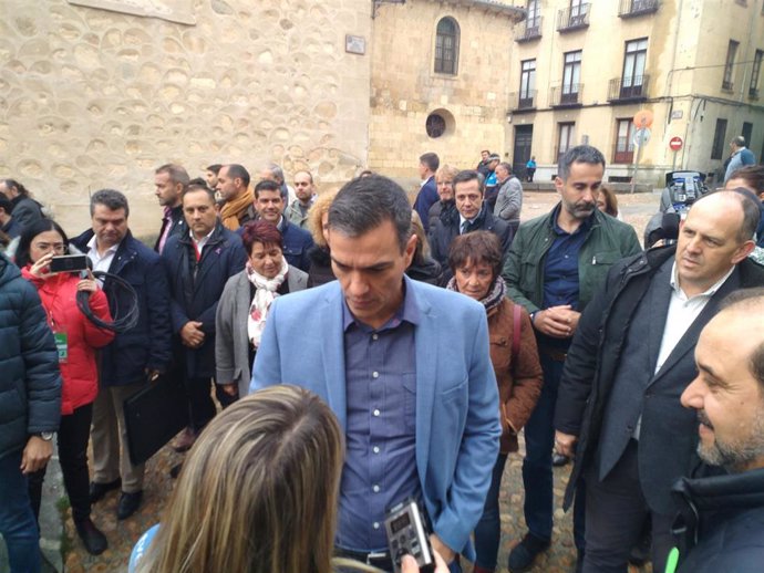 El presidente del Gobierno, Pedro Sánchez, acompañado a su izquierda por el secretario provincial del PSOE en Segovia, José luís Aceves, visita la capital segoviana, antes de celebrar un acto de precampaña en el palacio de La Alhóndiga.