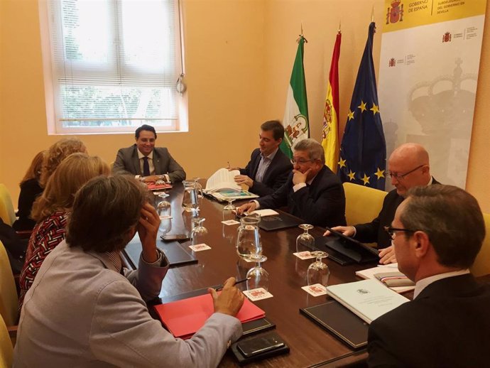 El subdelegado del Gobierno en Sevilla, Carlos Toscano, en una reunión con responsables de centros y unidades penitenciarias