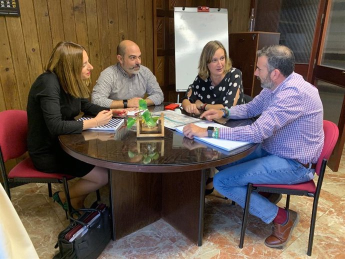 La alcaldesa de Ubrique reunida con diputados provinciales en Diputación