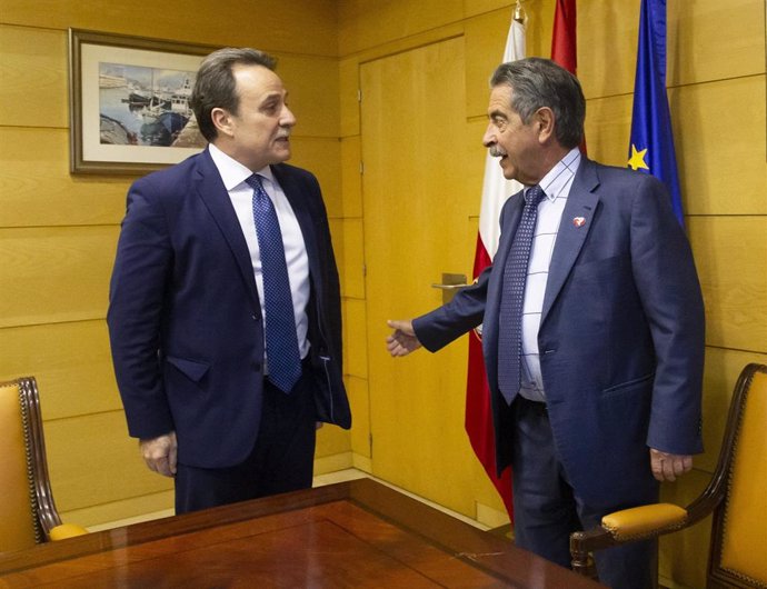 El presidente de Cantabria, Miguel Ángel Revilla, con el embajador de Cuba en España, Gustavo Machín