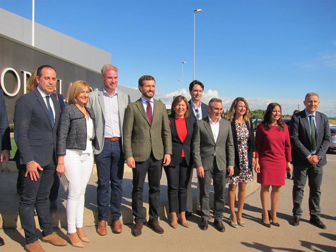 Pablo Casado en su visita a Porcelanosa