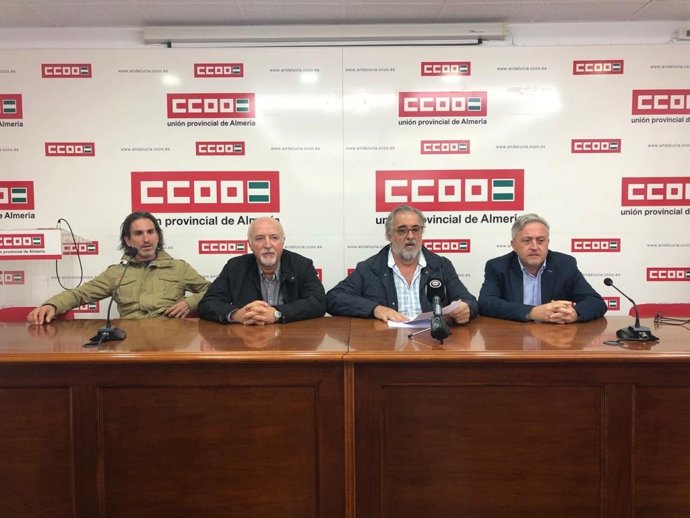 Los representantes de la Mesa en Defensa del Ferrocarril de Almería ofrecen una rueda de prensa
