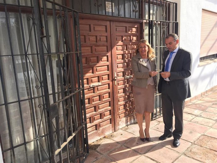 La alcaldesa de Marbella,  Ángeles Muñoz, y el presidente de la Mancomunidad Occidental, José Antonio Mena.