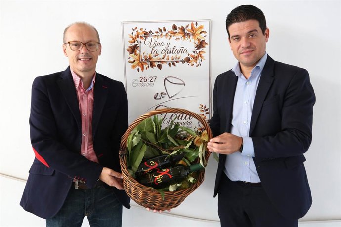 El alcalde de Yunquera, José Antonio Víquez, y el diputado de Turismo Interior, Cristóbal Ortega, presentan la Fiesta de la Castaña y el Vino