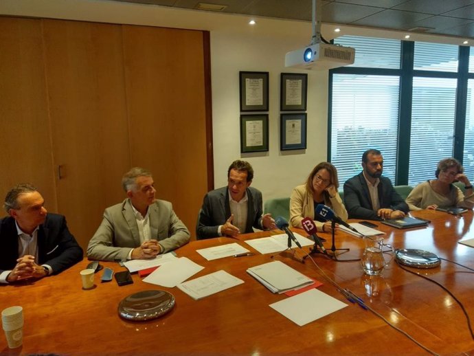 El conseller de Movilidad, Marc Pons, durante una reunión del comité de rutas de Menorca