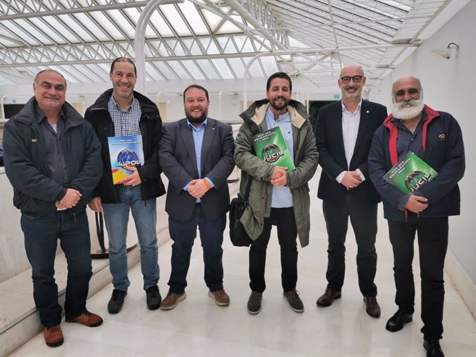 El candidato de Cs Cantabria al Congreso, Rubén Gómez, y el portavoz parlamentario, Félix Álvarez, con miembros de los sindicatos JUSAPOL, JUCIL y JUPOL