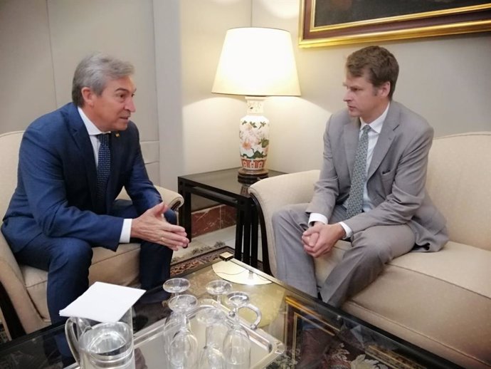 Reunión del delegado del Gobierno en Andalucía, Lucrecio Fernández, con el embajador de Reino Unido en España, Hugh Elliott.