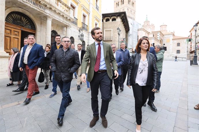 La alcaldesa de Teruel, Emma Buj; el presidente del Partido Popular, Pablo Casado, y el presidente del PP de Aragón, Luis María Beamonte dan un paseo por Teruel.