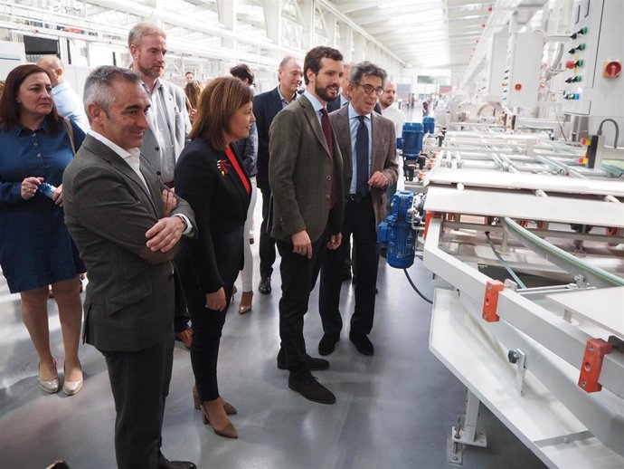 El líder del PP, Pablo Casado, en una visita a Porcelanosa ( Vila-real)