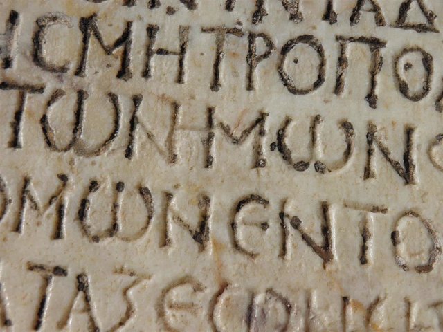 Grabado de escritura griega