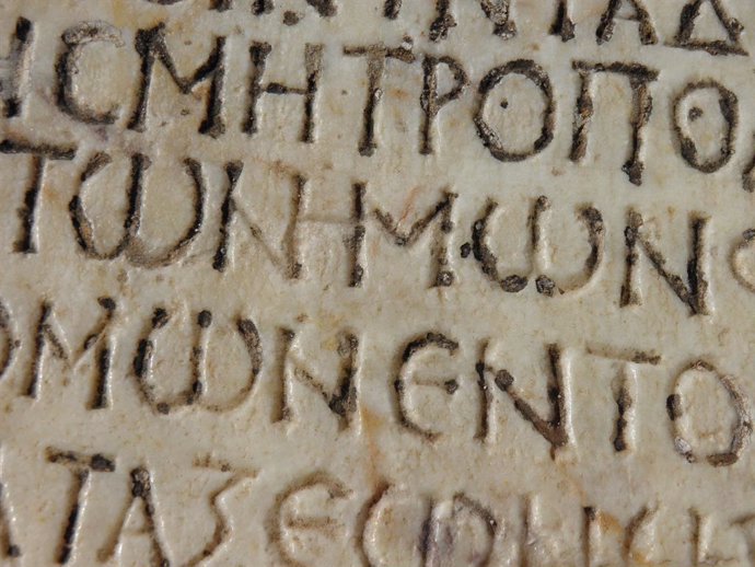 La IA de DeepMind descifra textos de la antigua Grecia más rápido y con más prec