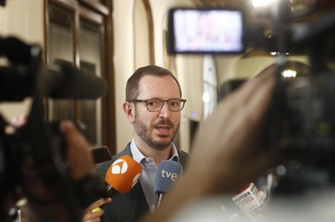 El portaveu del PP en el Senat, Javier Maroto, ofereix declaracions als mitjans de comunicació durant la constitució de les Comissions del Senat de la XIII Legislatura, un dia després del seu nomenament.
