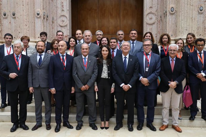 Rogelio Velasco, junto con los representantes de las Cámaras de Comercio de Andalucía.