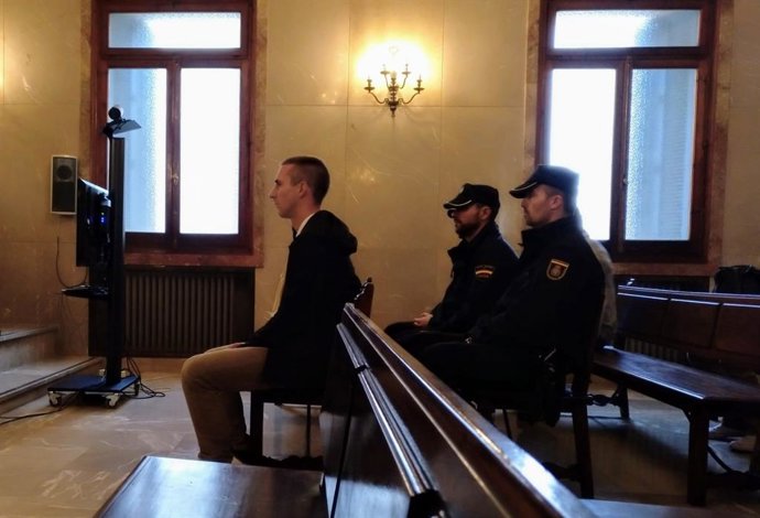 Acusat de matar el seu padrastre i intentar matar la seva mare.