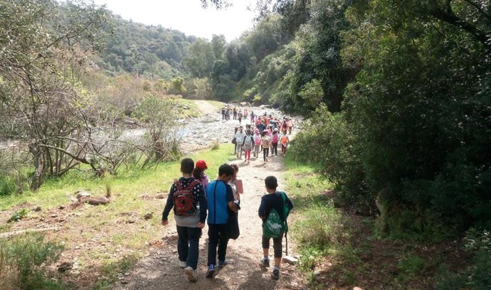 Niños de colegios de Estepona realizan senderismo por los parajes del municipio