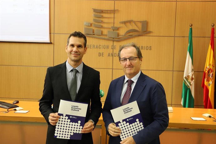 El director del informe Loyola Economic Outlook (LEO) y profesor de Economía de la Universidad Loyola, Olexandr Nekhay, y el secretario general de CEA, Luis Fernández-Palacios, este miércoles en la presentación de las previsiones.