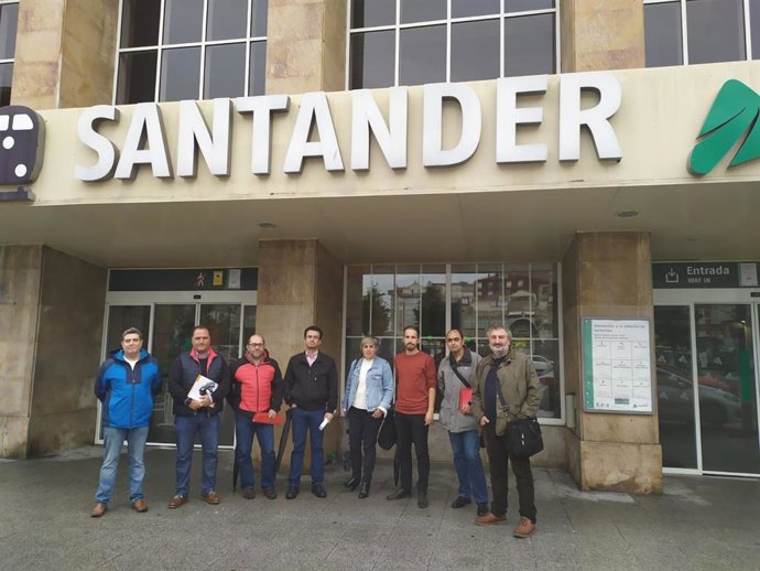 Candidatos de Podemos con representantes del comité de empresa de Renfe