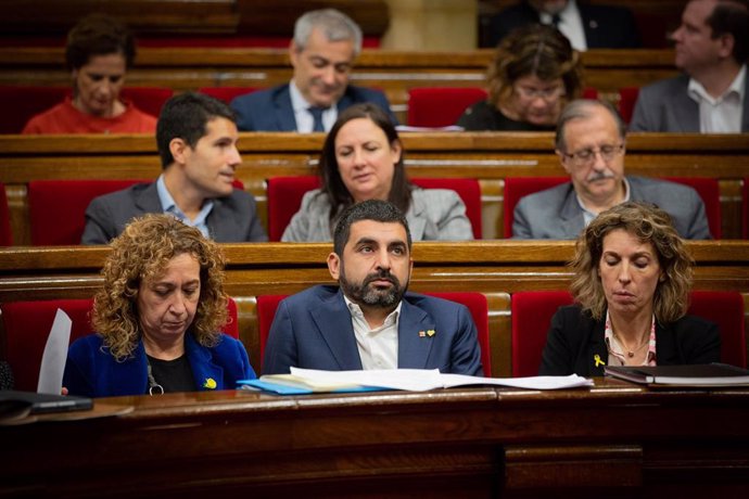 (I-D) La consellera de Justicia de la Generalitat, Ester Capella; el conseller de Trabajo, Asuntos Sociales y Familia, Chakir el Homrani y  la consellera de Empresa y Conocimiento, ngels Chacón en una sesión plenaria en el Parlament de Catalunya, celeb